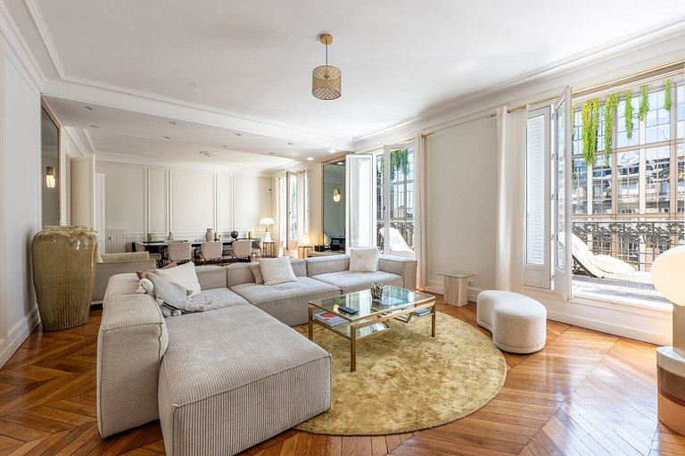 Par089 - Parisian Elegance Facing Le Brach Hotel