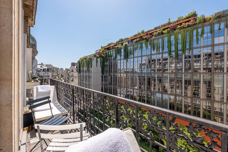 Par089 - Parisian Elegance Facing Le Brach Hotel