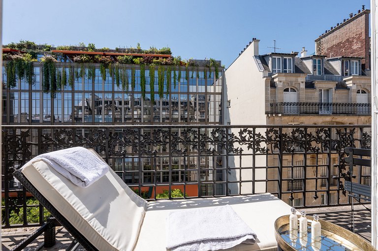 Par089 - Parisian Elegance Facing Le Brach Hotel