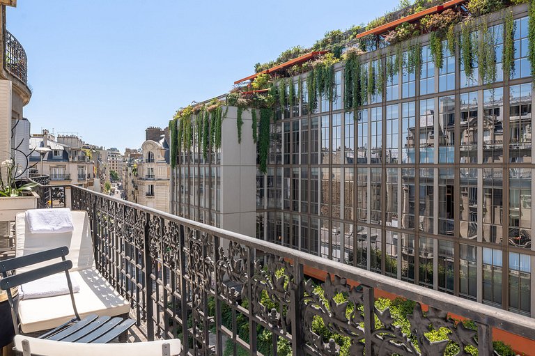 Par089 - Parisian Elegance Facing Le Brach Hotel