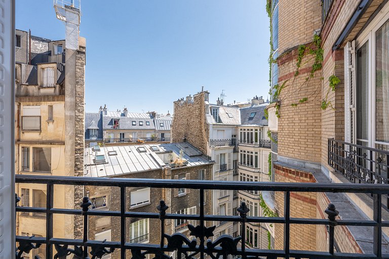 Par089 - Parisian Elegance Facing Le Brach Hotel