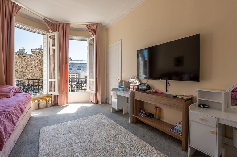 Par089 - Élégance parisienne face à l’hôtel Le Brach