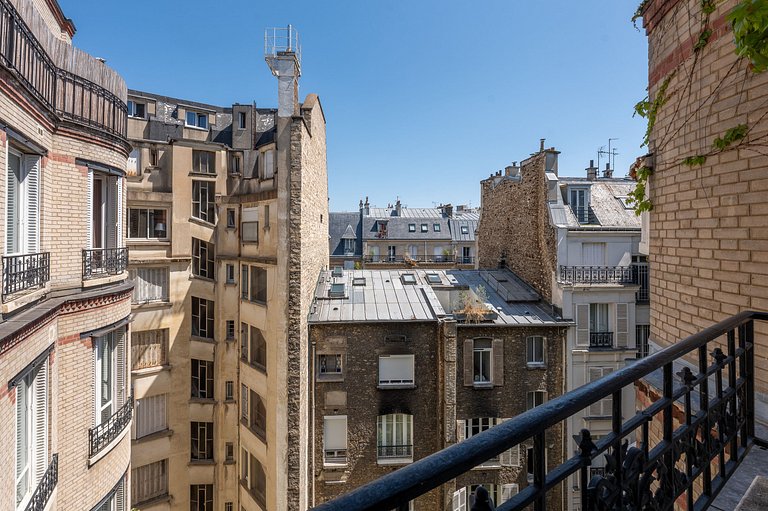 Par089 - Parisian Elegance Facing Le Brach Hotel