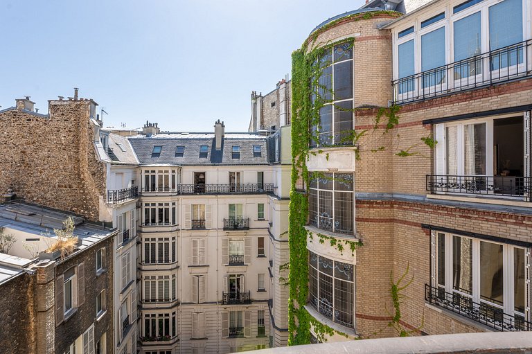 Par089 - Parisian Elegance Facing Le Brach Hotel