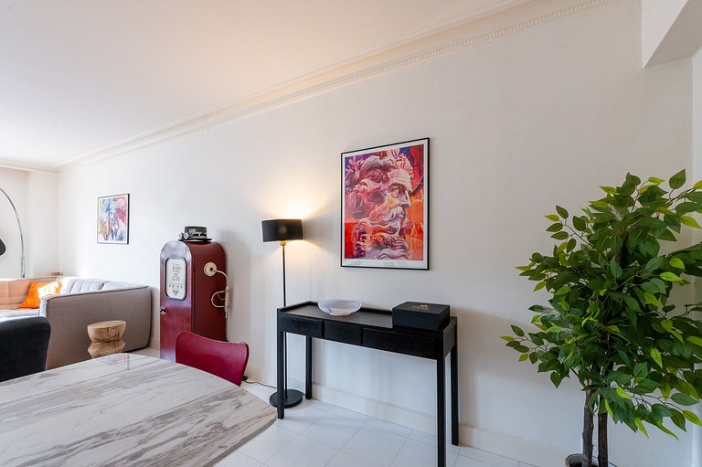 Par162 - Pied-à-Terre in the Golden Triangle