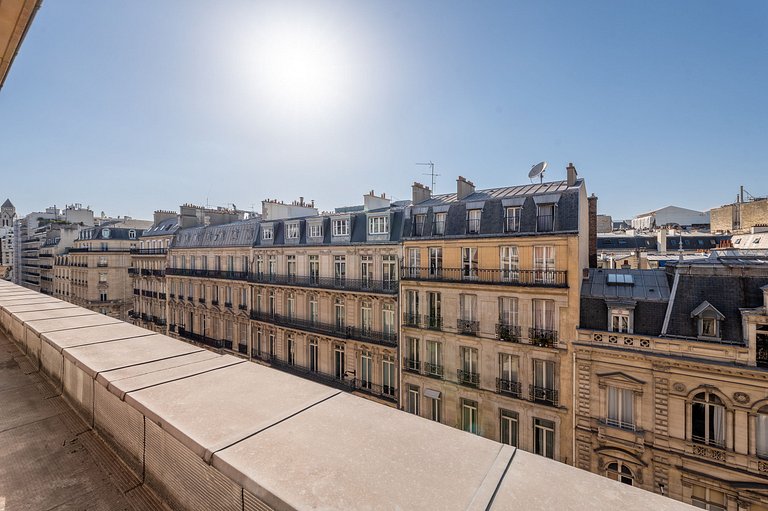 Par162 - Pied-à-Terre in the Golden Triangle