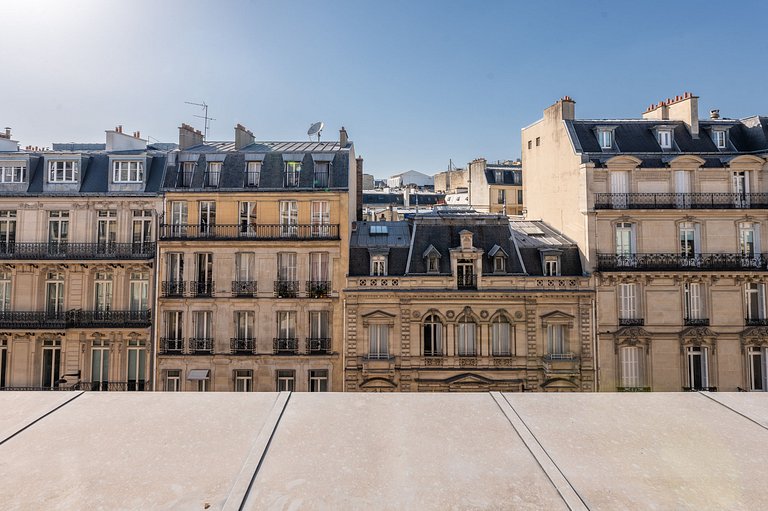 Par162 - Pied-à-Terre in the Golden Triangle