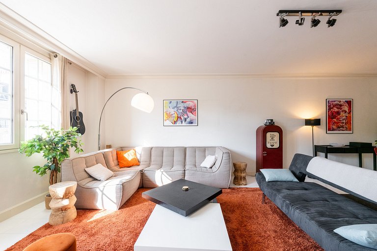 Par162 - Pied-à-Terre in the Golden Triangle
