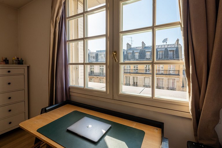 Par162 - Pied-à-Terre in the Golden Triangle
