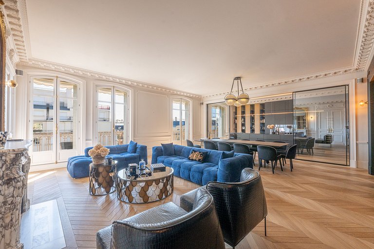 Par047 - Luxurious Duplex on Avenue George V