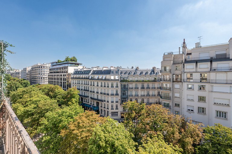 Par047 - Luxurious Duplex on Avenue George V