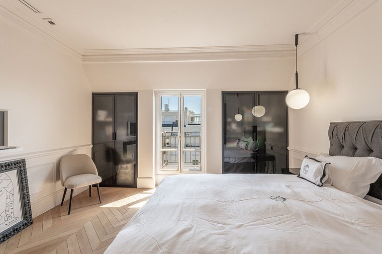 Par047 - Luxurious Duplex on Avenue George V