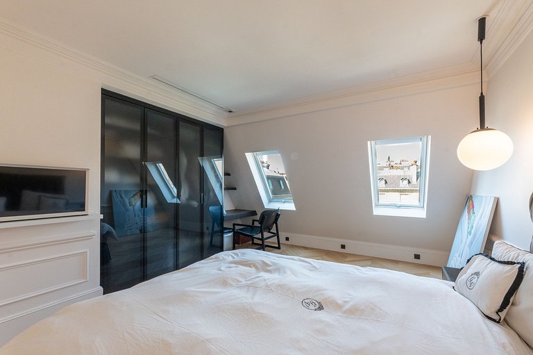 Par047 - Luxurious Duplex on Avenue George V