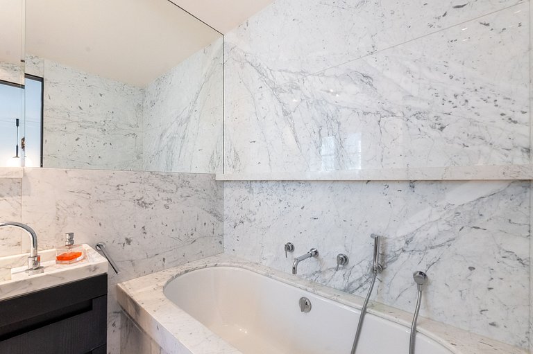 Par047 - Luxueux duplex sur l'Avenue George V