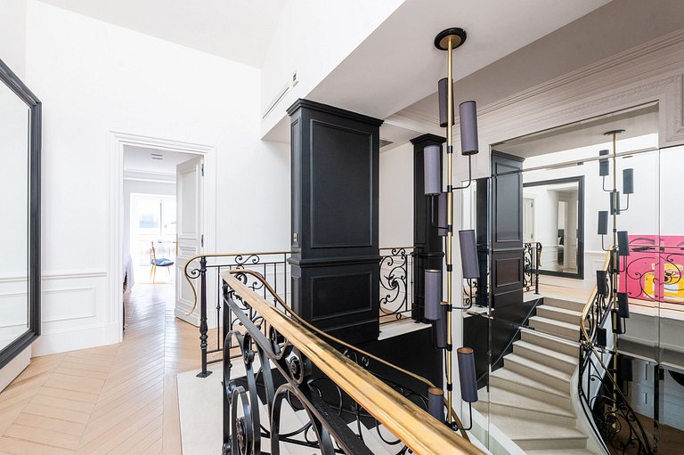 Par047 - Luxueux duplex sur l'Avenue George V