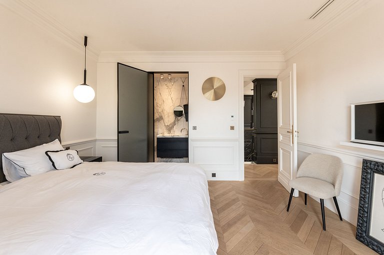 Par047 - Luxueux duplex sur l'Avenue George V