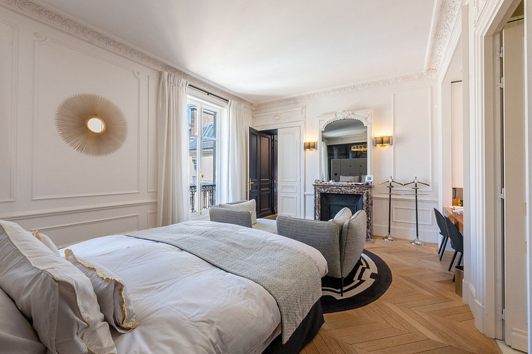 Par047 - Luxueux duplex sur l'Avenue George V
