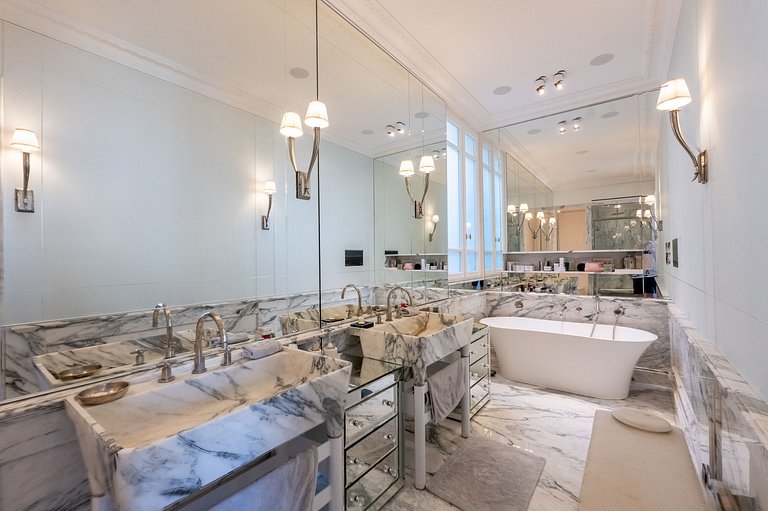 Par047 - Luxueux duplex sur l'Avenue George V