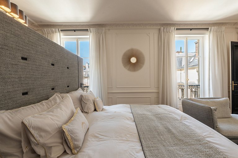 Par047 - Luxurious Duplex on Avenue George V