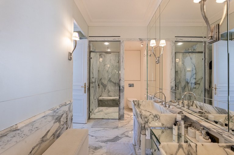 Par047 - Luxueux duplex sur l'Avenue George V