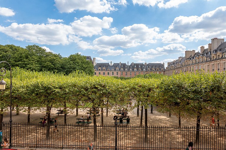 Par169 - Unique apartment on Place des Vosges