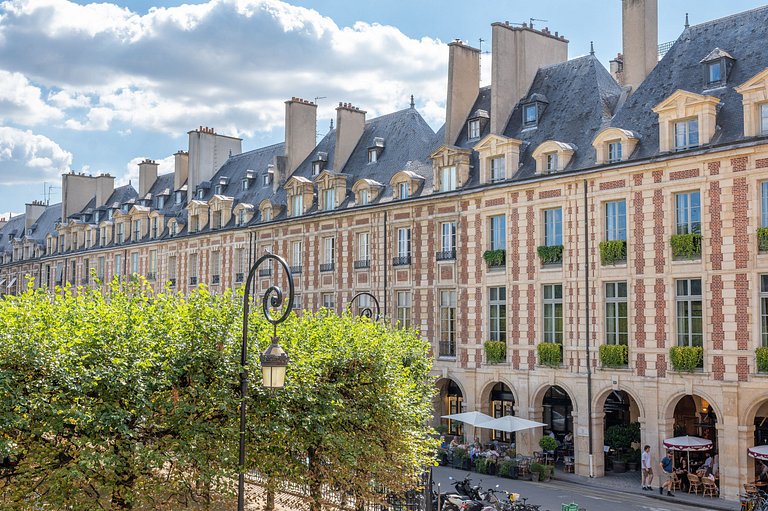 Par169 - Unique apartment on Place des Vosges