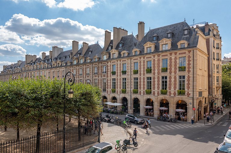 Par169 - Unique apartment on Place des Vosges