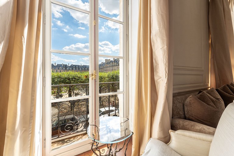 Par169 - Unique apartment on Place des Vosges