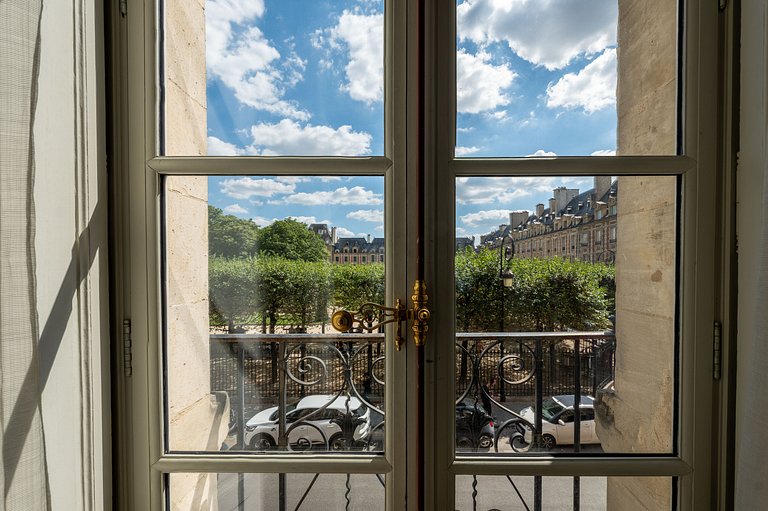 Par169 - Unique apartment on Place des Vosges