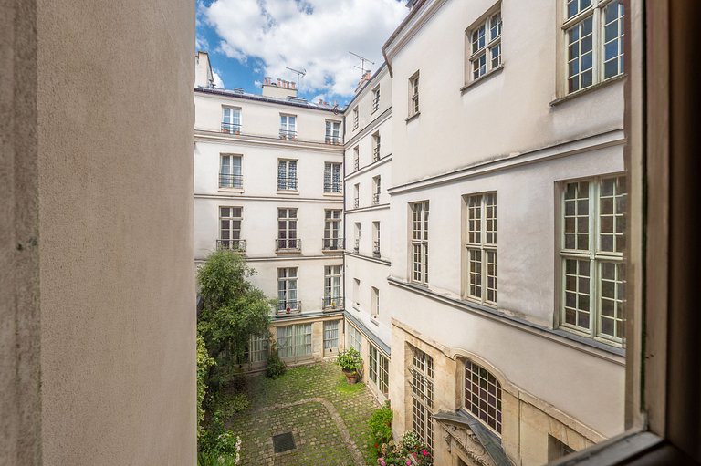 Par169 - Unique apartment on Place des Vosges