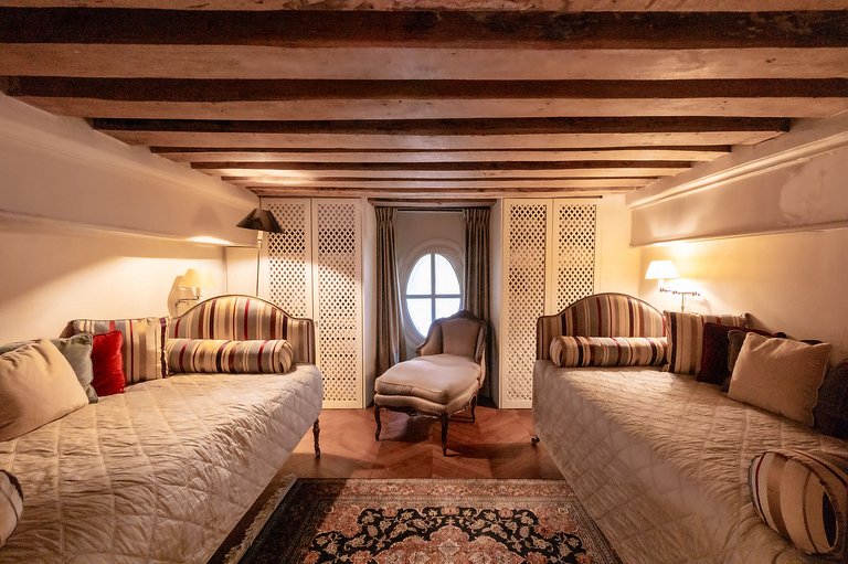Par169 - Unique apartment on Place des Vosges