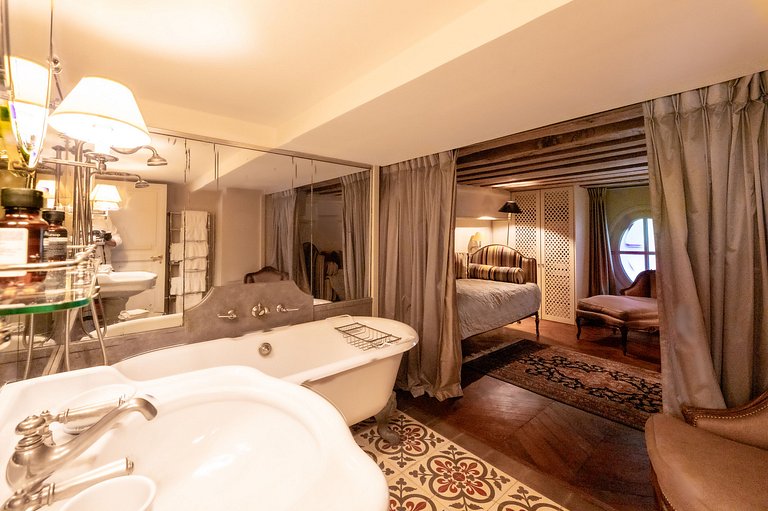 Par169 - Unique apartment on Place des Vosges