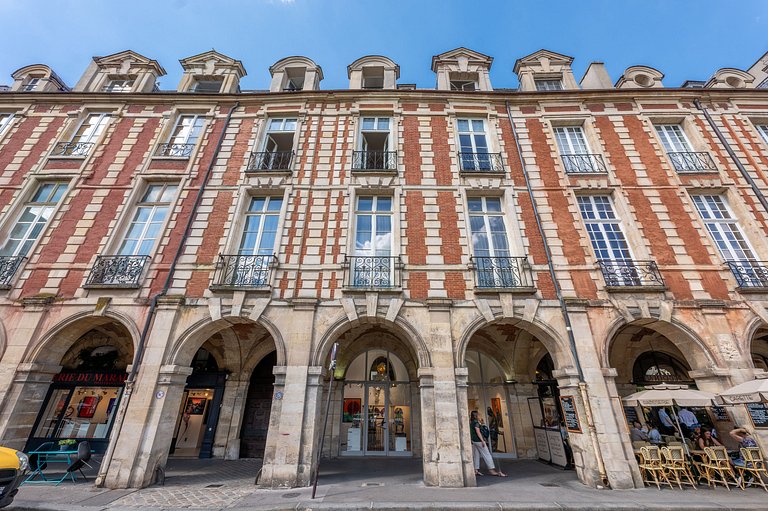 Par169 - Unique apartment on Place des Vosges