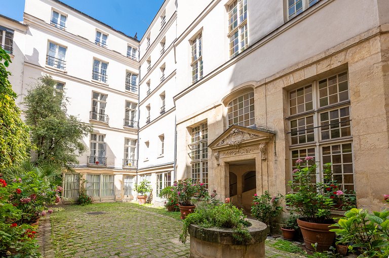 Par169 - Unique apartment on Place des Vosges