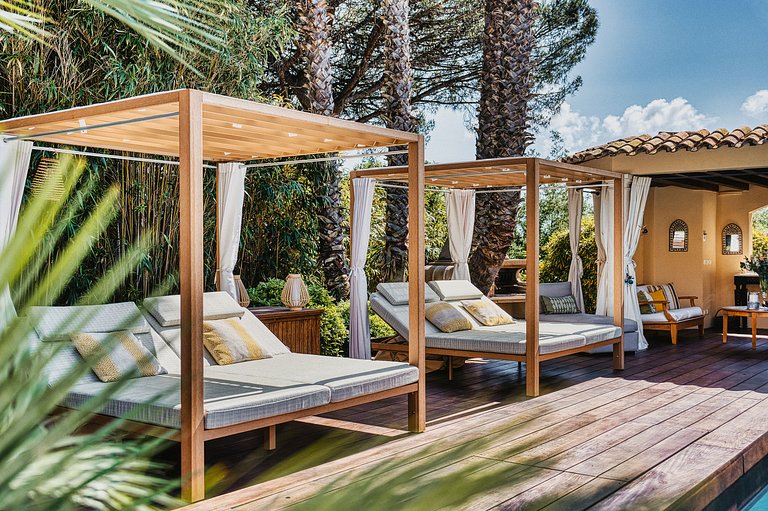 Azu051 - Elegant Provençal Estate with Sea View