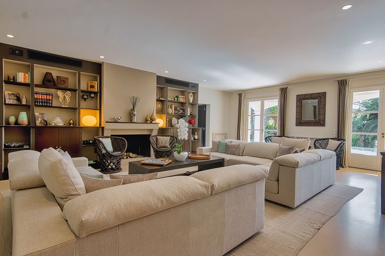 Azu051 - Elegant Provençal Estate with Sea View