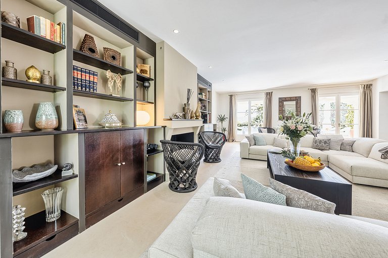 Azu051 - Elegant Provençal Estate with Sea View