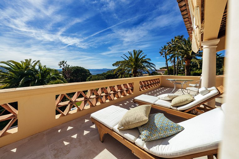 Azu051 - Elegant Provençal Estate with Sea View