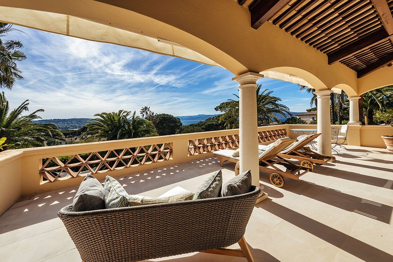 Azu051 - Elegant Provençal Estate with Sea View