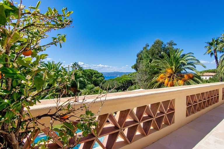 Azu051 - Elegant Provençal Estate with Sea View