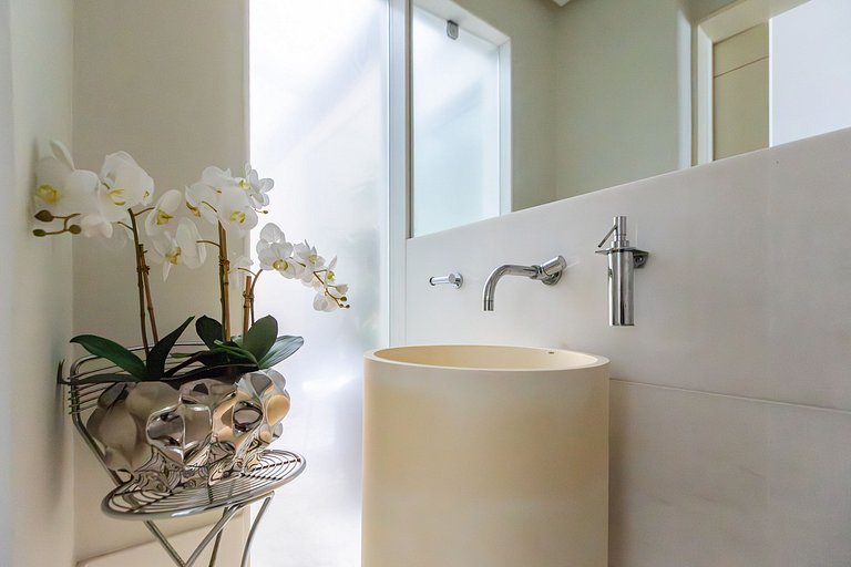 Rio432 – Sophisticated Oceanfront in Ipanema