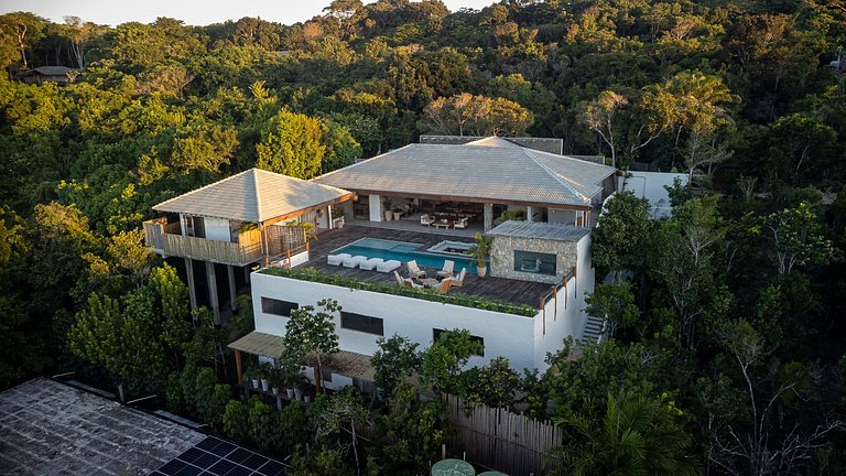 Bah074 - Imposing house over Trancoso River valley
