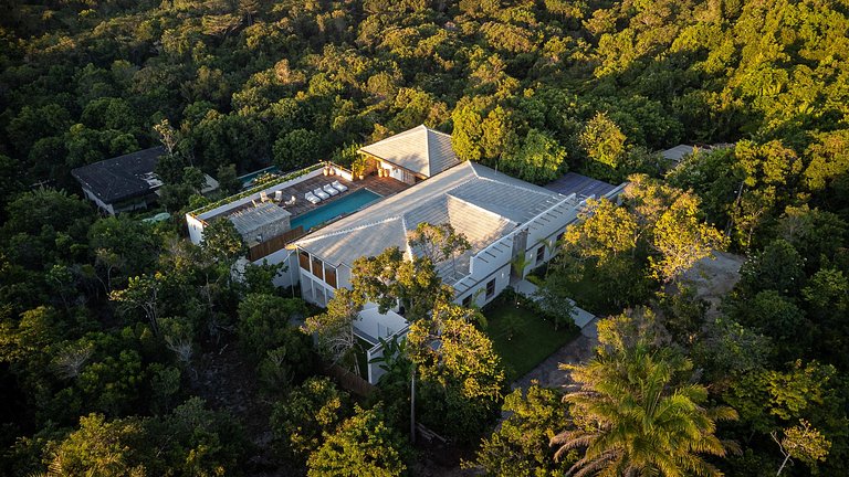 Bah074 - Imposing house over Trancoso River valley