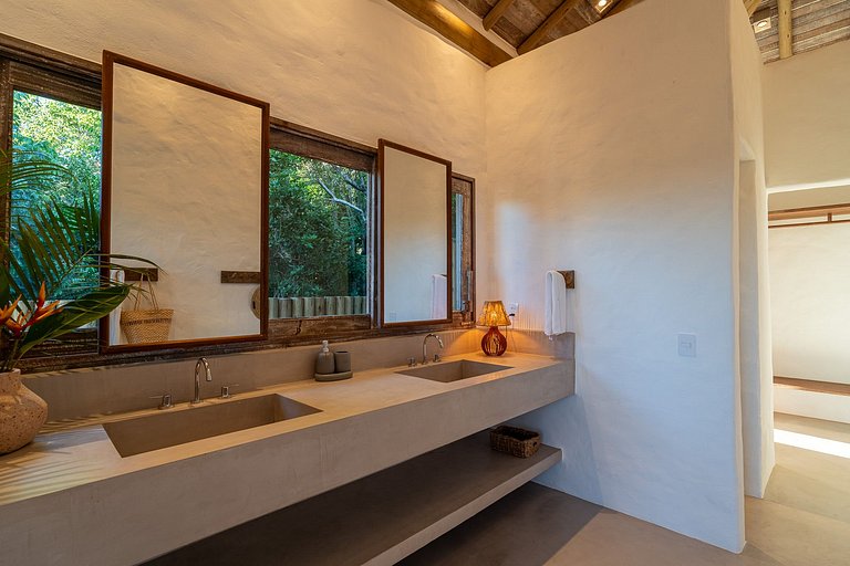 Bah074 - Imposing house over Trancoso River valley