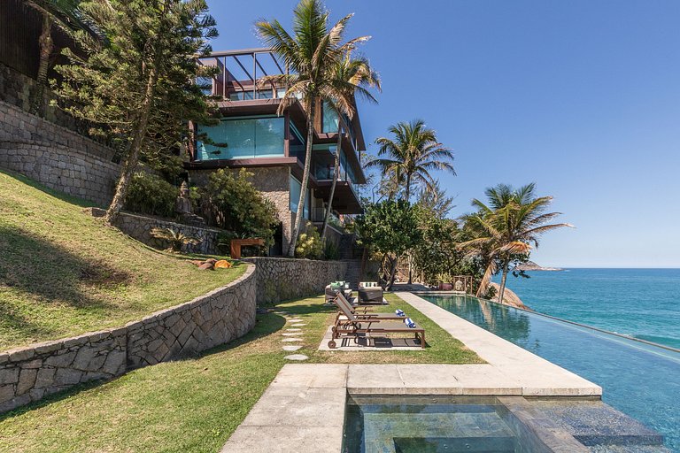 Rio025 - Stunning Beachfront Villa in Joatinga