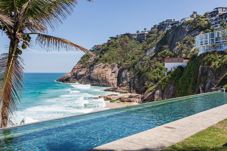 Rio025 - Stunning Beachfront Villa in Joatinga