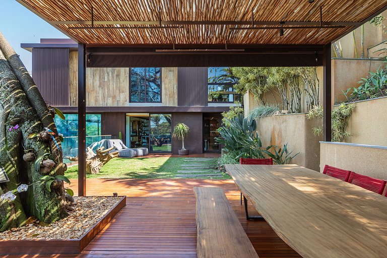 Rio025 - Stunning Beachfront Villa in Joatinga