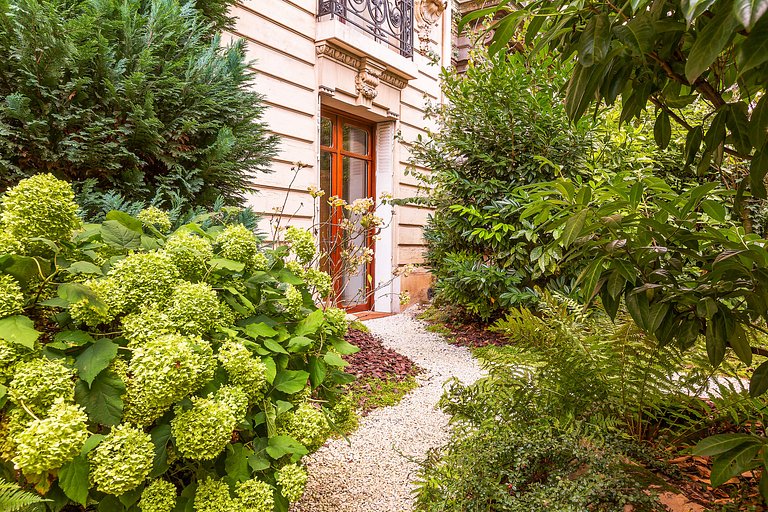 Par051 - Luxury apartment with garden Avenue Foch