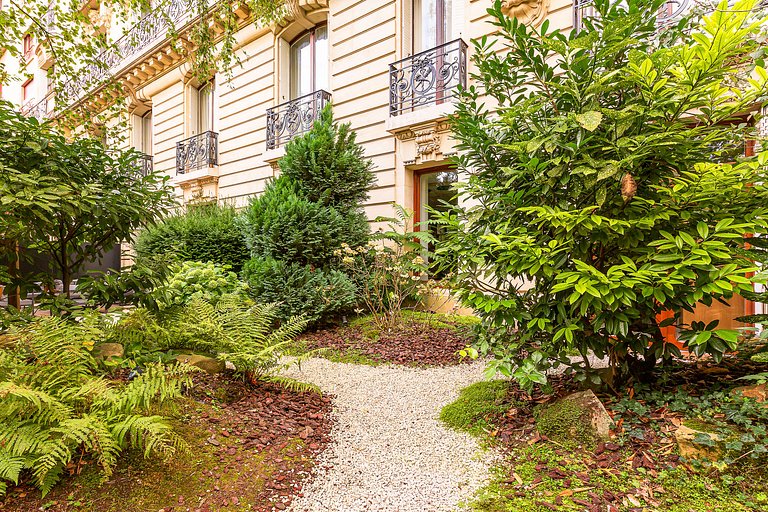 Par051 - Luxury apartment with garden Avenue Foch