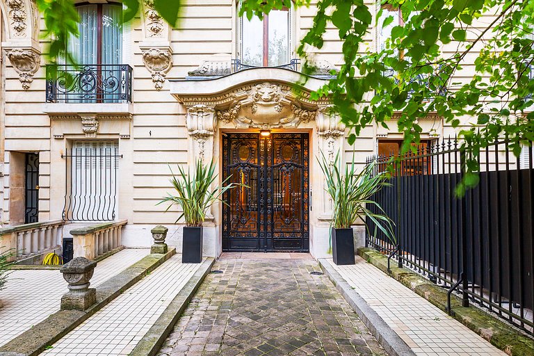 Par051 - Luxury apartment with garden Avenue Foch